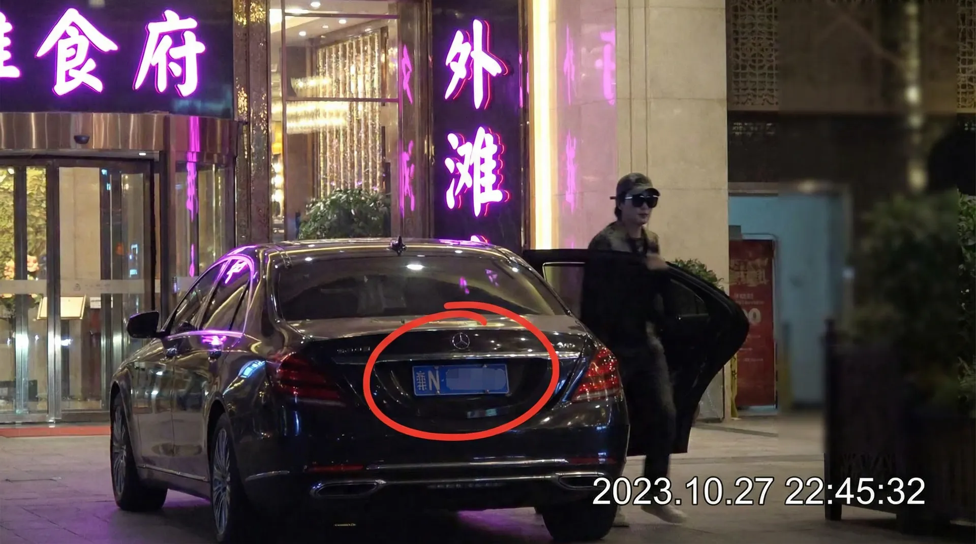 大学生情侣 - 豪车餐厅外偷拍